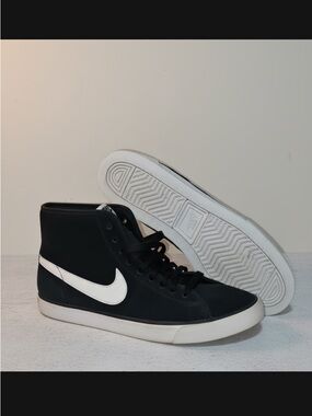 Nike Black and White Athletic Sneakers with Logo Insole
